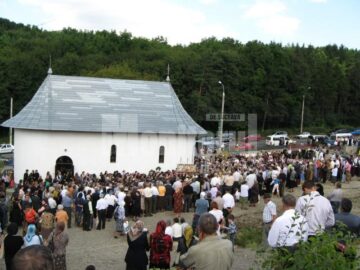 La slujba de înmormântare au participat peste o sută de preoți, în frunte cu ÎPS Teofan, ÎPS Serafim și ÎPS Pimen