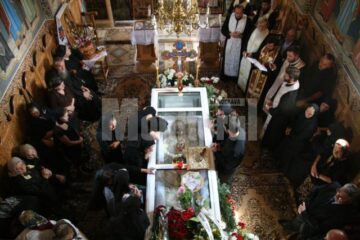 La slujba de înmormântare au participat peste o sută de preoți, în frunte cu ÎPS Teofan, ÎPS Serafim și ÎPS Pimen