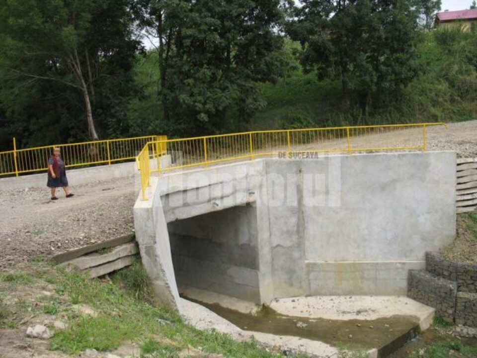 Pod din satul Mihoveni, distrus la inundațiile de anul trecut, refăcut acum în totalitate