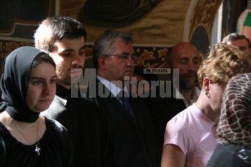 La slujba de înmormântare au participat peste o sută de preoți, în frunte cu ÎPS Teofan, ÎPS Serafim și ÎPS Pimen