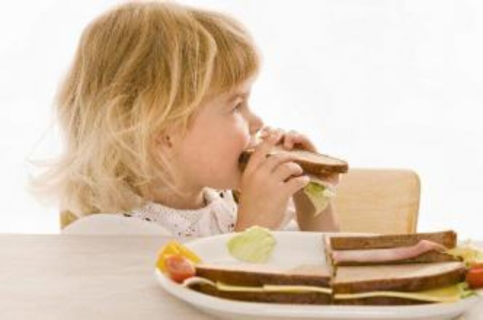 Părinții ar trebui să elimine sandvișurile cu mezeluri din alimentația copiilor lor Foto: FoodCollection