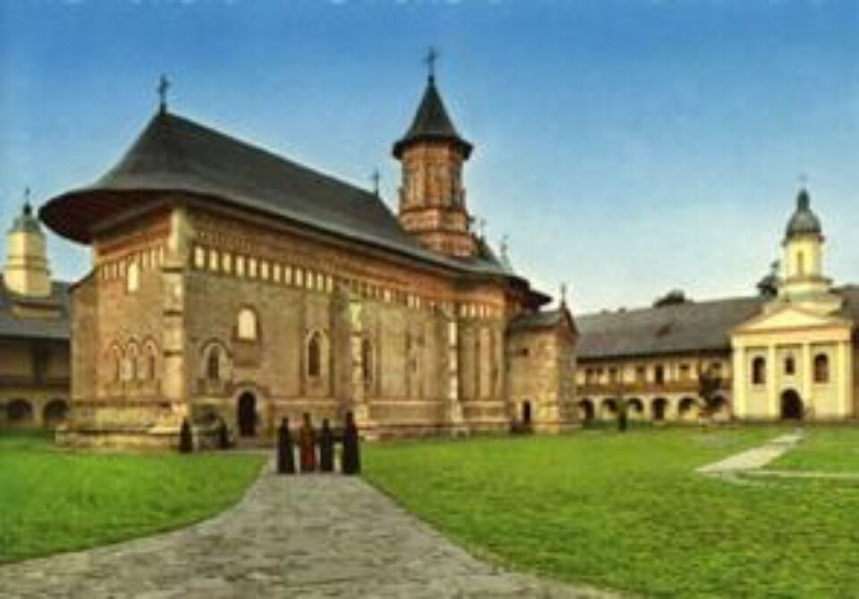 Lecția de religie: Gropnița Mănăstirii Neamț adăpostește rămășițele pământești a peste 500 de slujitori ai Bisericii