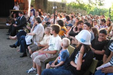 Public prezent în curtea interioară a Cetății