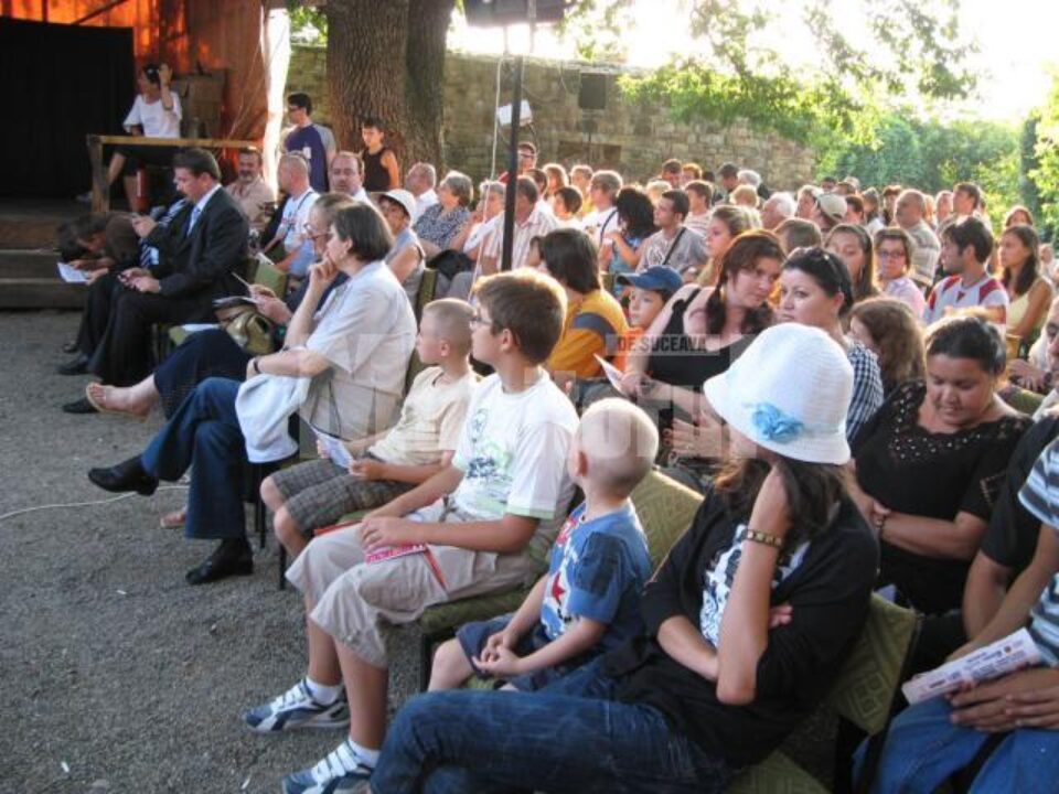 Public prezent în curtea interioară a Cetății