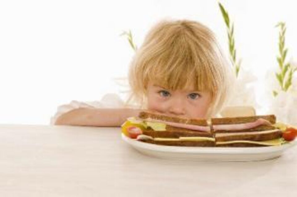 Părinții ar trebui să elimine sandvișurile cu mezeluri din alimentația copiilor lor Foto: FoodCollection