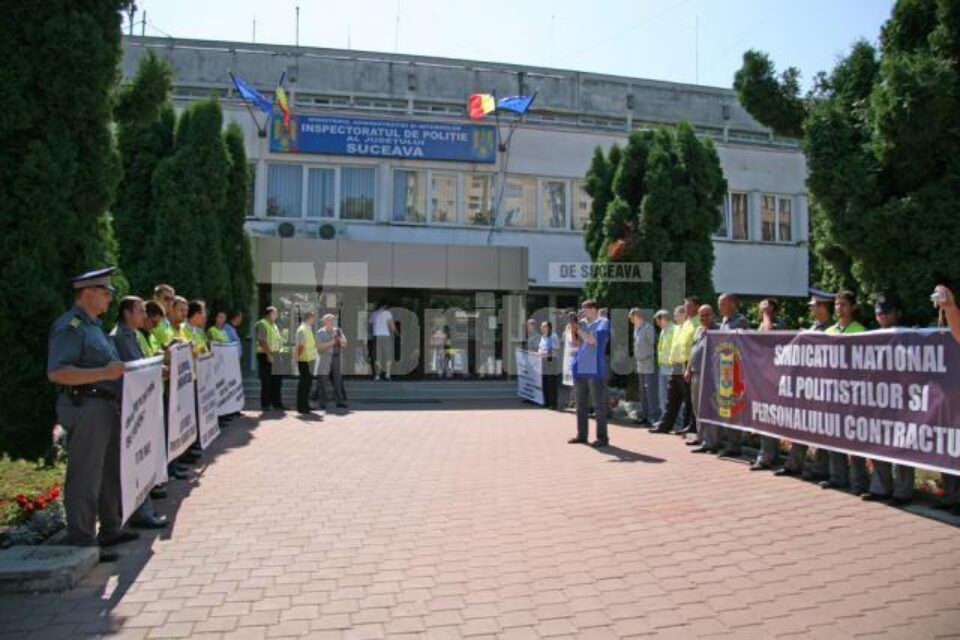 Protest: Fluierături în fața IPJ Suceava