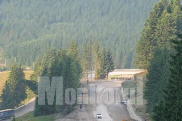 Traversarea Pasului Mestecăniș pe DN 17 pe timp ploios expune șoferii unui pericol mortal