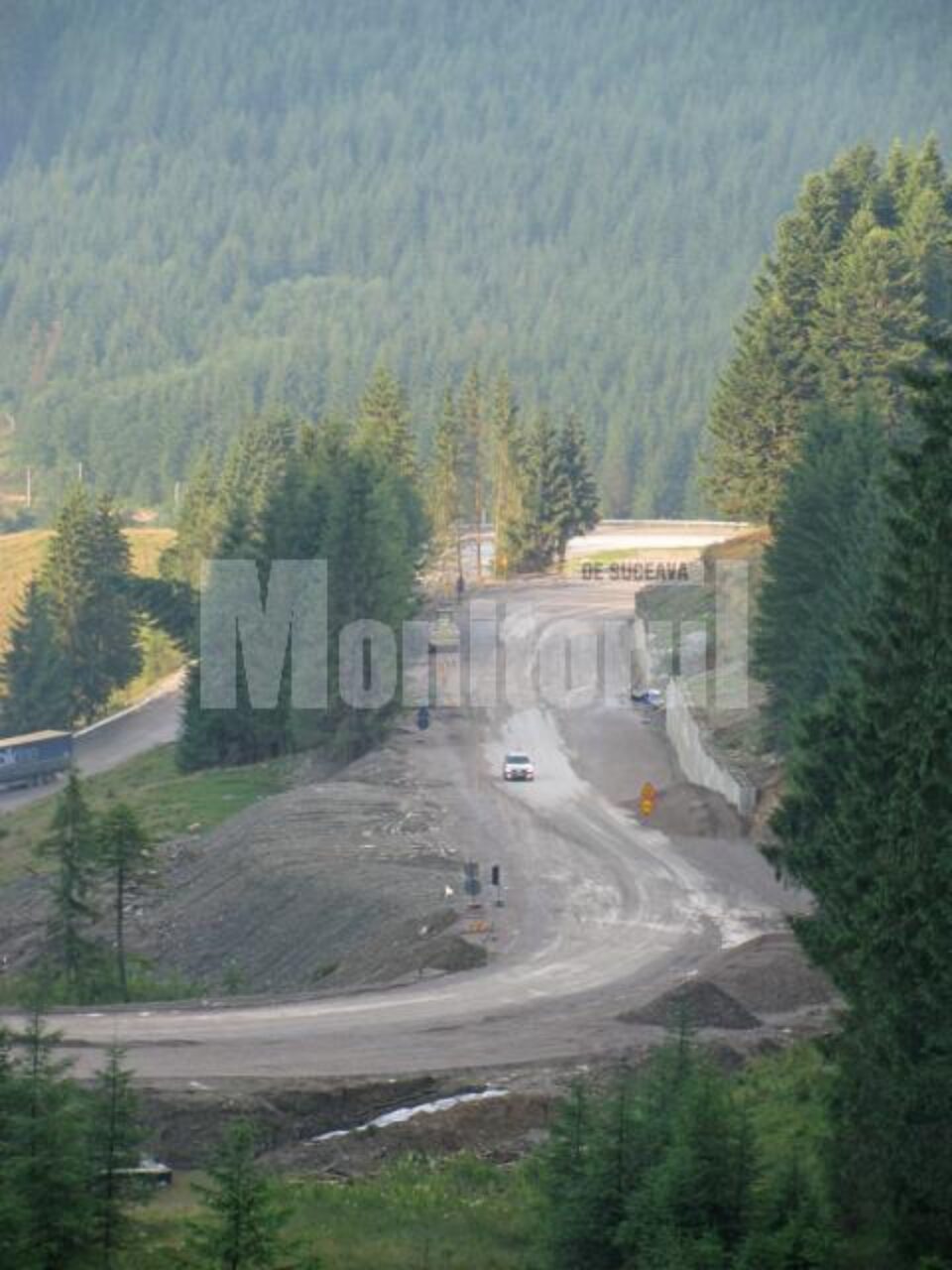 Traversarea Pasului Mestecăniș pe DN 17 pe timp ploios expune șoferii unui pericol mortal