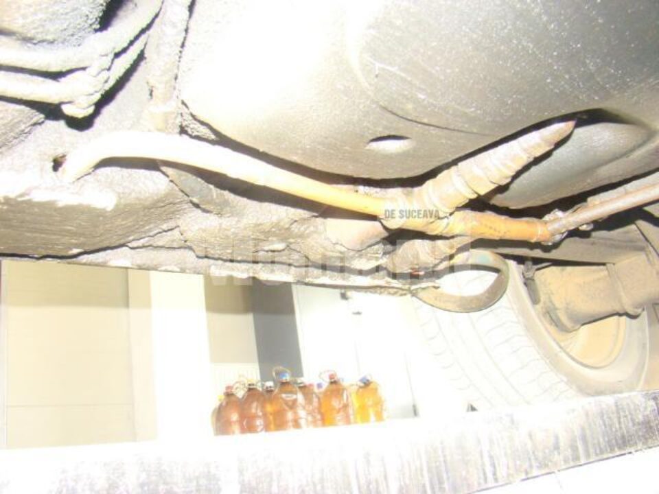 Poliția de Frontieră: Volkswagen „tunat” cu rezervoare de benzină, confiscat în Vama Siret Poliția de Frontieră: Volkswagen „tunat” cu rezervoare de benzină, confiscat în Vama Siret