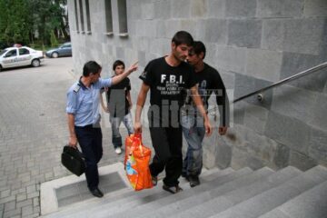 Doi dintre suspecți aduși, aseară, în fața procurorilor