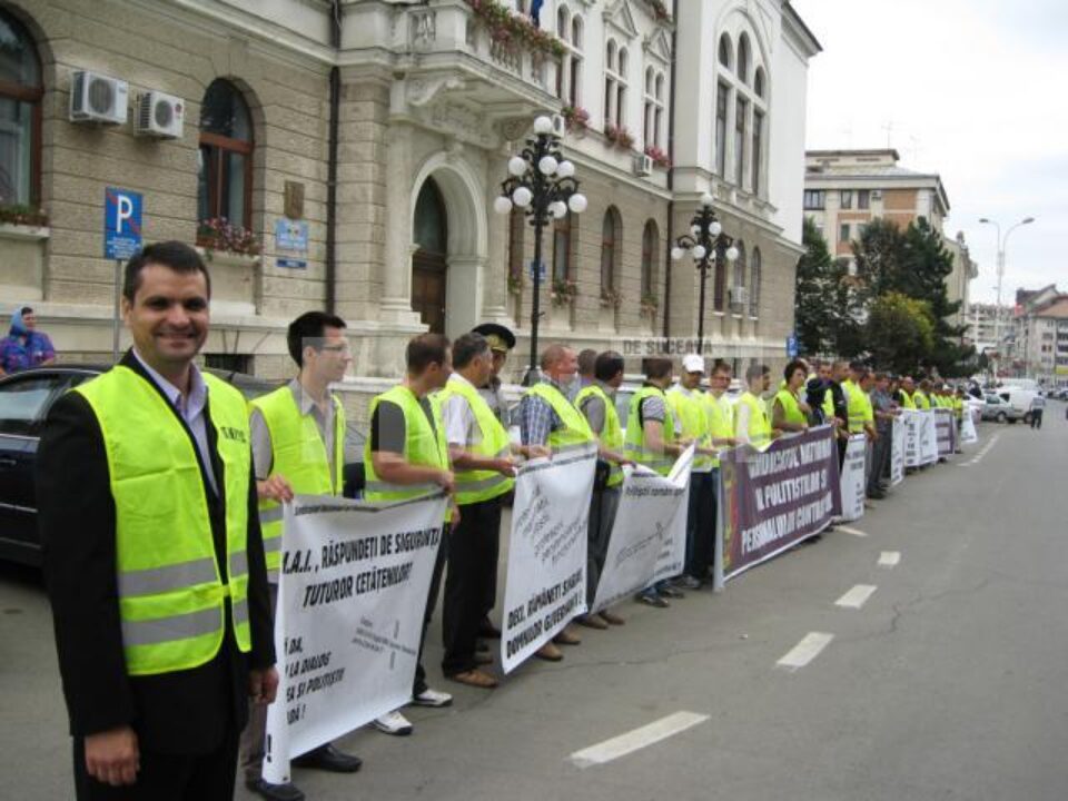 Protestul s-a desfășurat fără incidente și s-a limitat doar la pichetarea sediului Prefecturii