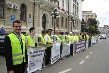 Protestul s-a desfășurat fără incidente și s-a limitat doar la pichetarea sediului Prefecturii