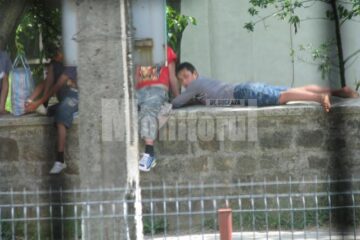 Tinerii romi și-au făcut un obicei din a sta pe gardul de piatra al monumentului