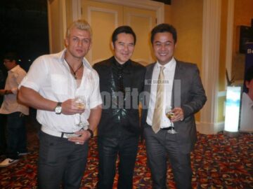 Alături de un producător de film și directorul general al Venetian Casino