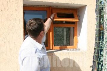 Iliuță Rusu aratând pe unde a intrat hoțul