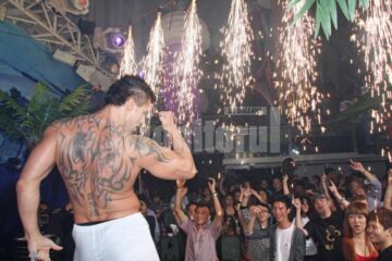 Liviu, in timpul unui show intr-un club din Macau
