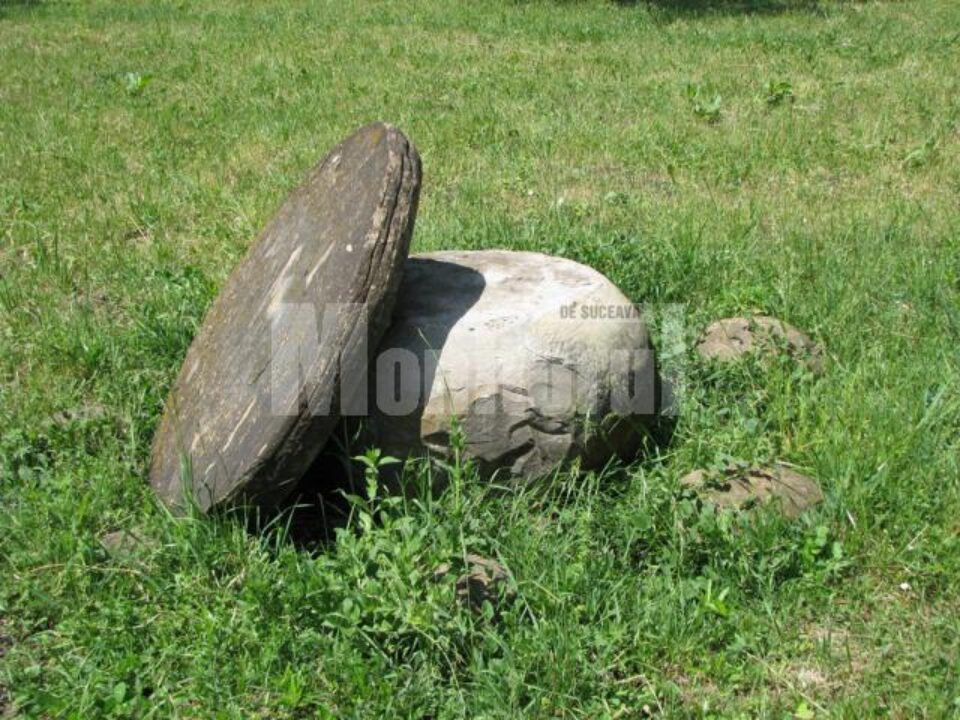 Masă veche din secolul XV, răsturnata în bătaie de joc