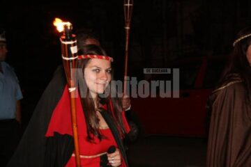 Festivalul medieval: Parada nocturnă cu torțe