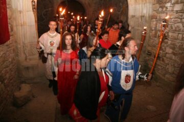 Festivalul medieval: Parada nocturnă cu torțe