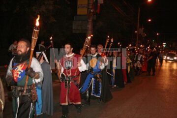 Parada pe străzile Sucevei a participanților ediției din acest an a Festivalul de Artă Medievală “Ștefan cel Mare”