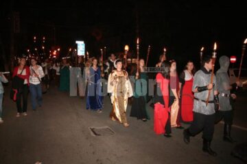 Festivalul medieval: Parada nocturnă cu torțe