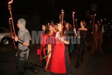 Festivalul medieval: Parada nocturnă cu torțe