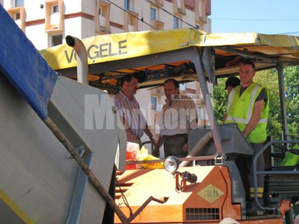 Președintele Consiliului Județean, Gheorghe Flutur, s-a aflat la Gura Humorului pentru a coordona lucrările de asfaltare executate de firma SCCF-Grup Colas