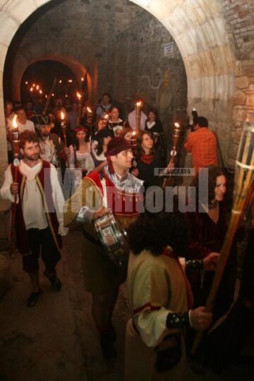 Festivalul medieval: Parada nocturnă cu torțe