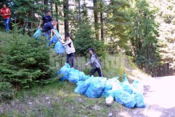 Gunoiul aruncat de turiștii certați cu bunul-simț a fost adunat ieri din masivul Rarău de un grup format din peste 40 de voluntari