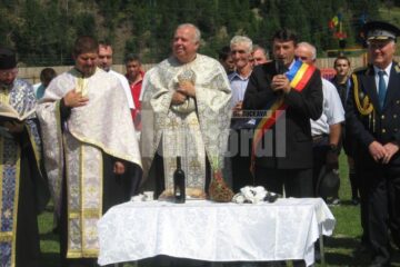 Primarul de Frasin, Marinel Bălan, alături de preotul din Frasin, Gheorghe Ianovici și de preoții din Doroteia și Bucșoaia