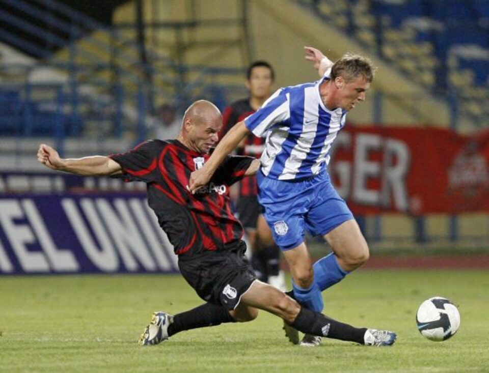 Radek Opral (stânga), de la Astra Ploiesti, și Ionuț Bâlbă (dreapta), de la Poli Iași, luptă pentru balon Foto: LIVIU CHIRICA / MEDIAFAX