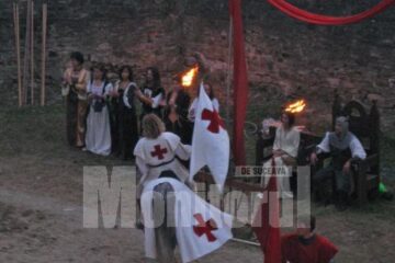 Cavaleri prezentând salutul în fața regelui