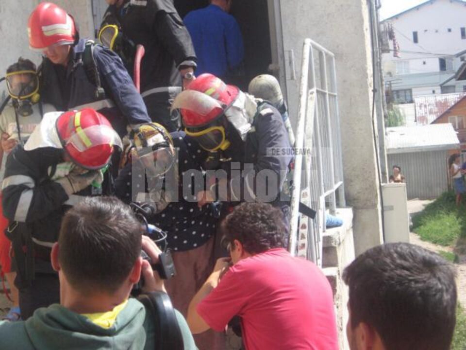 Copiii și bătrânii au avut cel mai mult de suferit de pe urma fumului care a cuprins toată scara blocului