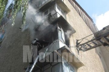 Incendiu izbucnit la garsoniera de la etajul II a creat probleme deosebite pompierilor