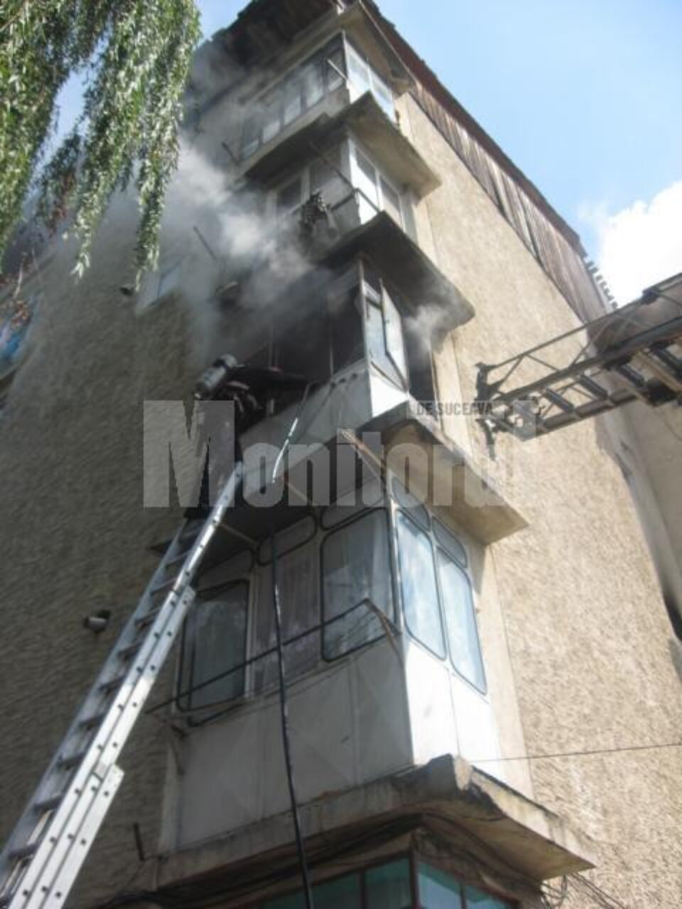 Incendiu izbucnit la garsoniera de la etajul II a creat probleme deosebite pompierilor Incendiu izbucnit la garsoniera de la etajul II a creat probleme deosebite pompierilor