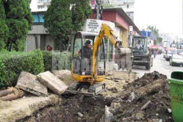 Trotuarul din fața Primăriei Suceava a fost transformat într-un șanț imens