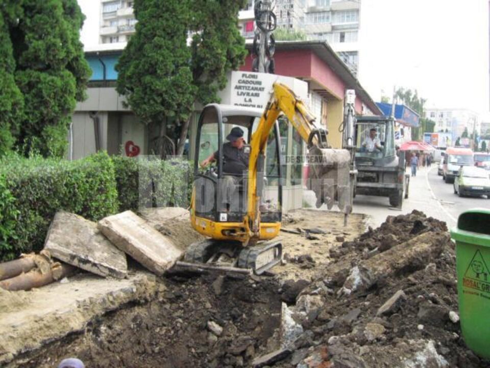 Trotuarul din fața Primăriei Suceava a fost transformat într-un șanț imens