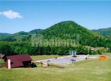 Parcarea și cabana de la pârtia Malini