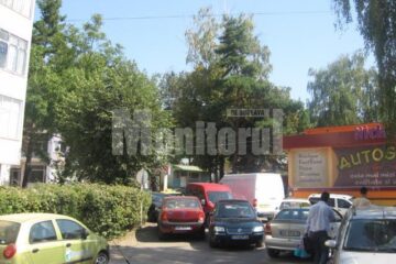 Șoferii care parchează aiurea blochează traficul de pe străzile secundare