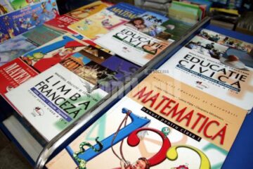 Manualele școlare comandate de IȘJ vor ajunge cu întârziere la elevi