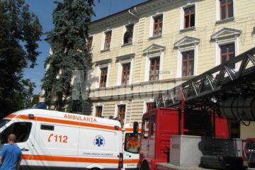 Gheorghe Cristian Popovici s-a așezat pe pervazul geamului din antecamera președintelui Curții de Apel Suceava