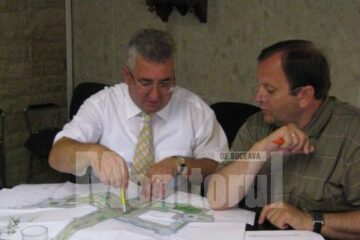 Ion Lungu și Gheorghe Flutur discutând despre transformarea urbanistica a Sucevei