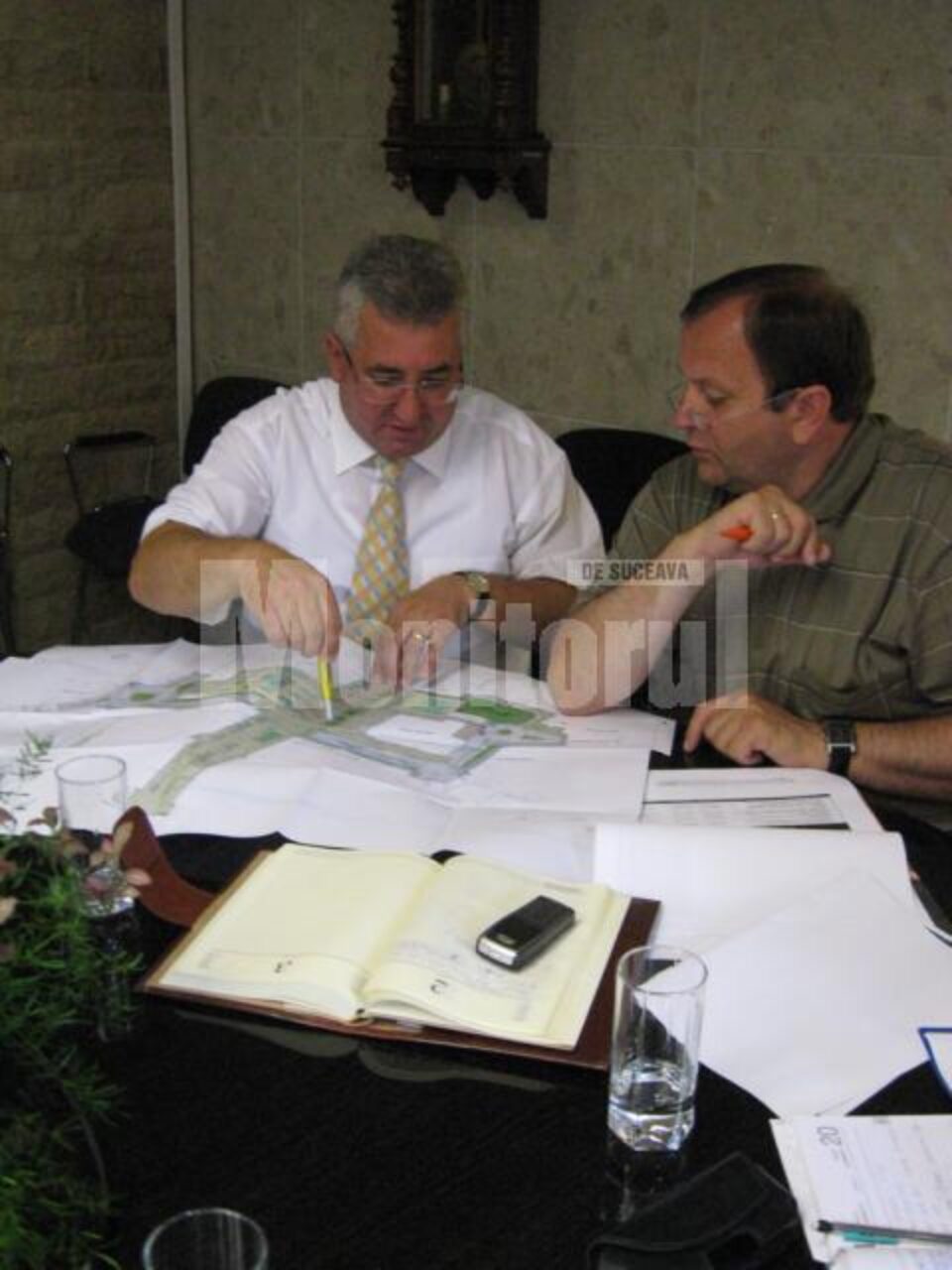 Ion Lungu și Gheorghe Flutur discutând despre transformarea urbanistica a Sucevei