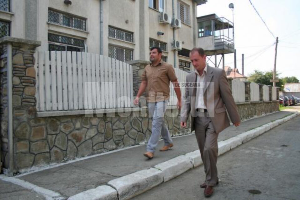 Cristian Tcaciuc (în stânga) și un apropiat al familiei, în vizită la penitenciar