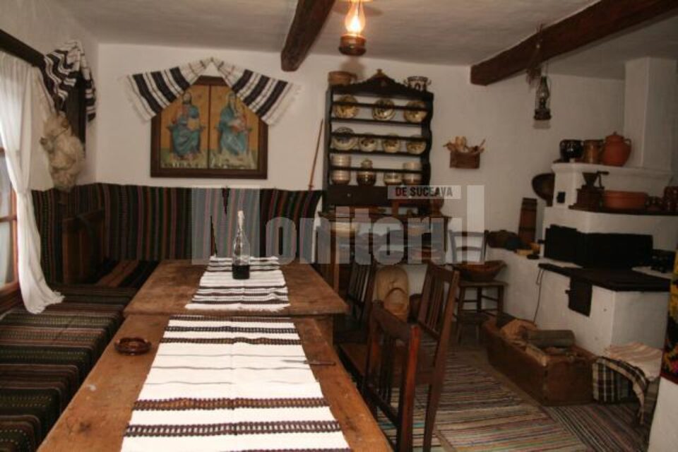 Interiorul unei case vechi, refăcute de Nelu Popa