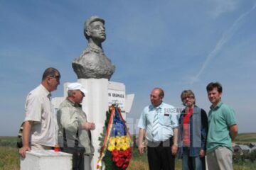 Coroană cu tricolor la monumentul eroului bucovinean Ion Grămadă