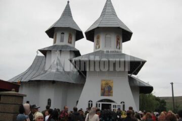 Sute de credincioși au participat la sfințirea Bisericii „Sfântul Dumitru” din Hănțești