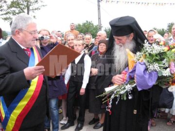 Sfințire: Biserica „Sfântul Dumitru” din Hănțești, jertfă a creștinilor adusă milostivului Dumnezeu