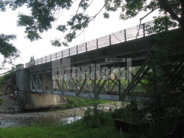 Pod metalic și canton, construite de italieni la Mălini