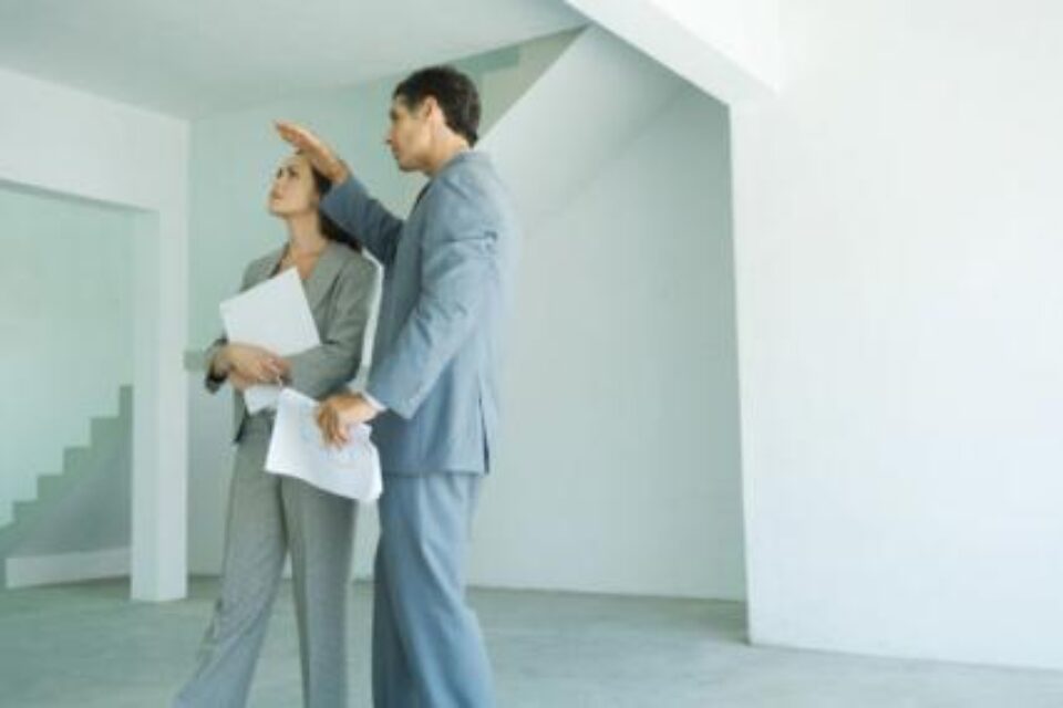 În aproape toate orașele apartamentele vechi au scăzut la preț mai mult decât cele noi. Foto: ALAMY